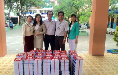 CTCP Đông Quang phát quà cho học sinh huyện Bình Chánh
