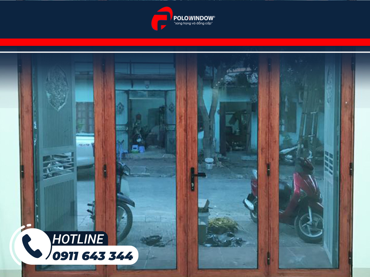 Mẫu cửa nhôm kính 4 cánh đẹp màu vân gỗ