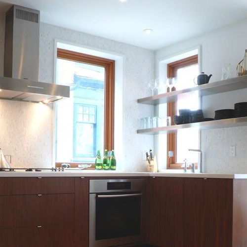 Cửa sổ kết hợp kệ mở tiết kiệm không gian cho nhà nhỏ