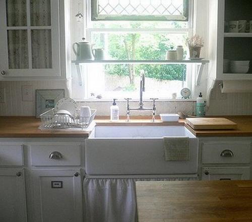 Cửa sổ kết hợp kệ mở tiết kiệm không gian cho nhà nhỏ